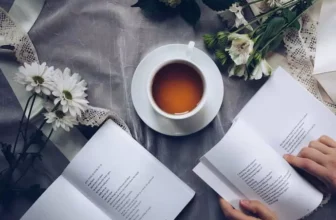 homem lendo livro para depressão em uma mesa clara