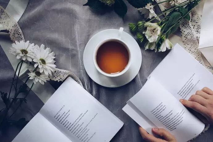 homem lendo livro para depressão em uma mesa clara