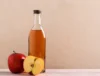 Uma garrafa de vinagre de maça.