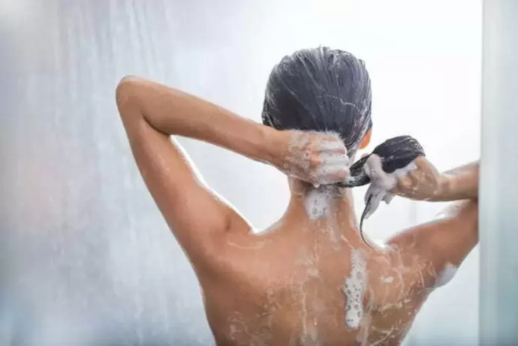 Mulher lavando cabelo