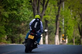 Homem em moto.
