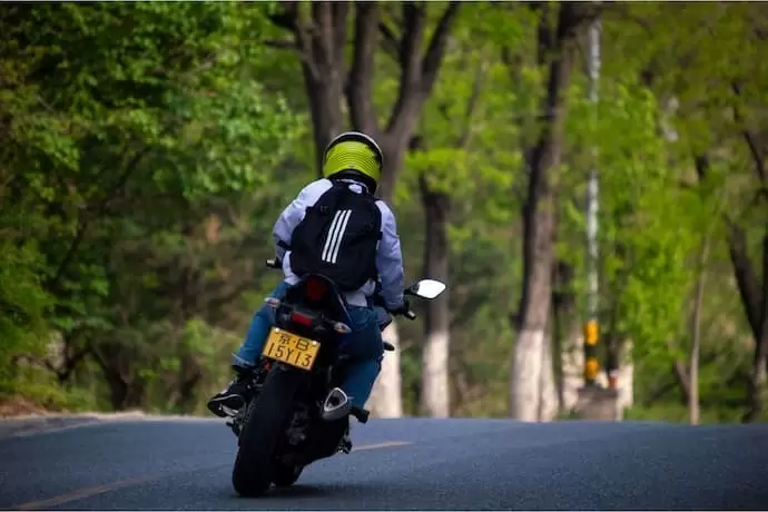 Homem em moto.