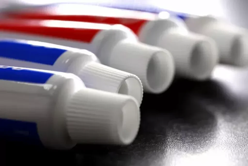 Pastas de dente enfileiradas 