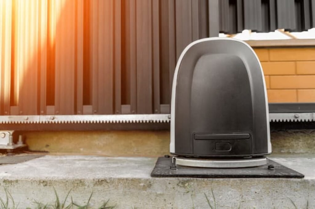 Motor e ao fundo um portão