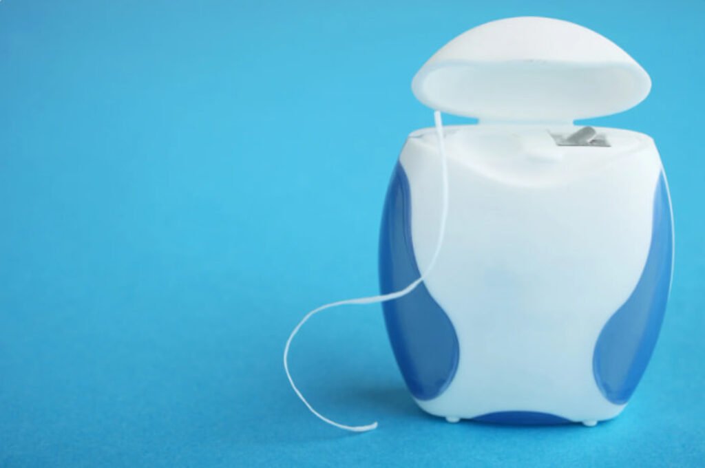 fio dental e fundo azul