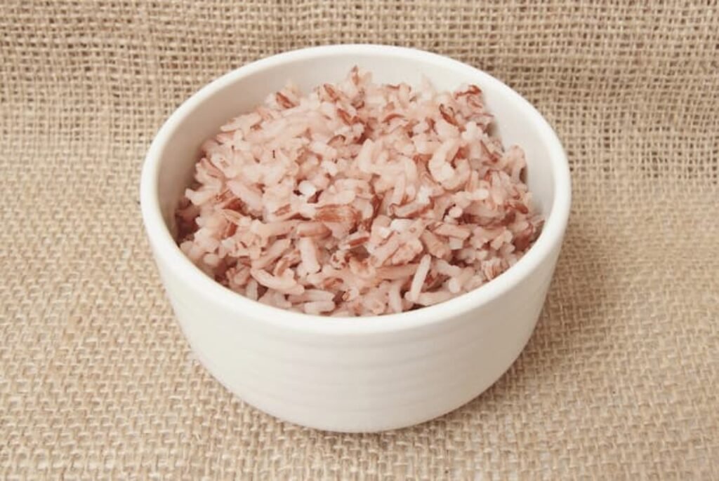 Arroz integral em um recipiente