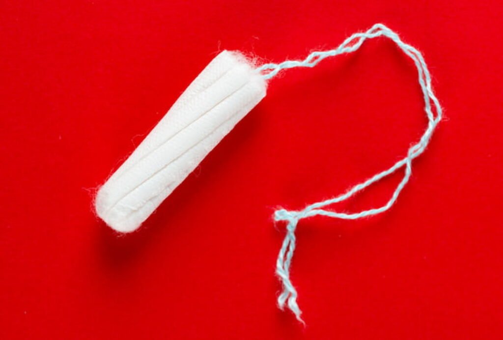 Um Absorvente interno e fundo vermelho