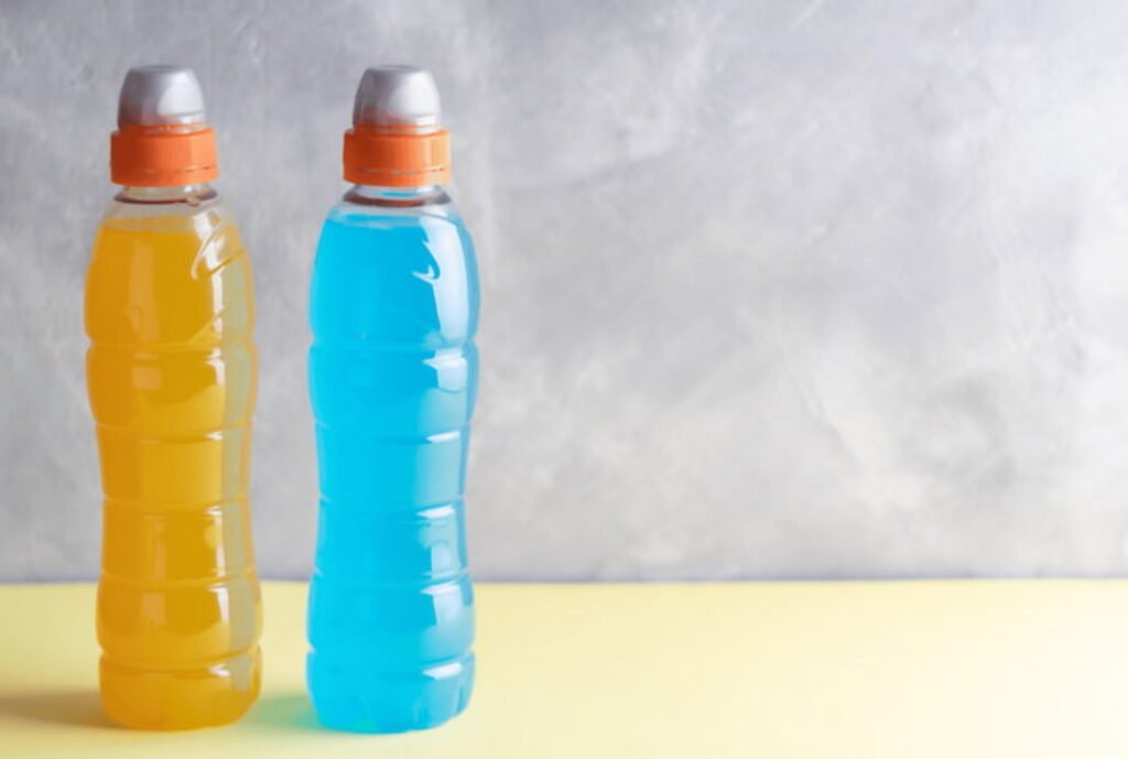 Dois isotonicos e um fundo cinza 