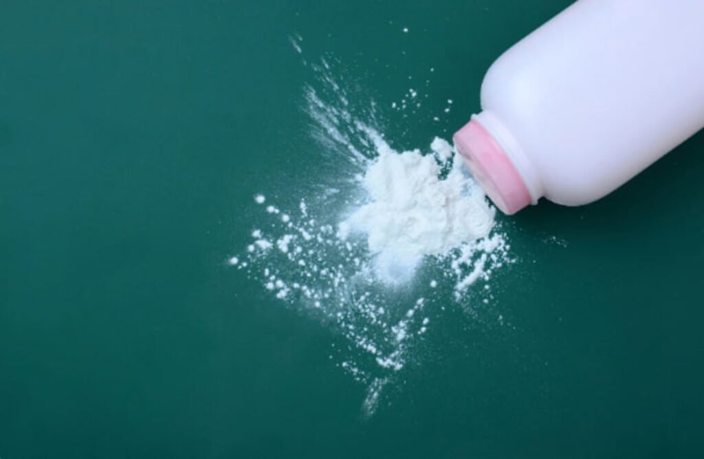 Talco para chulé e fundo verde