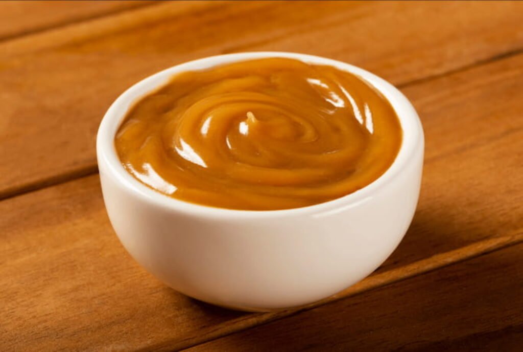 Recipiente branco com doce de leite