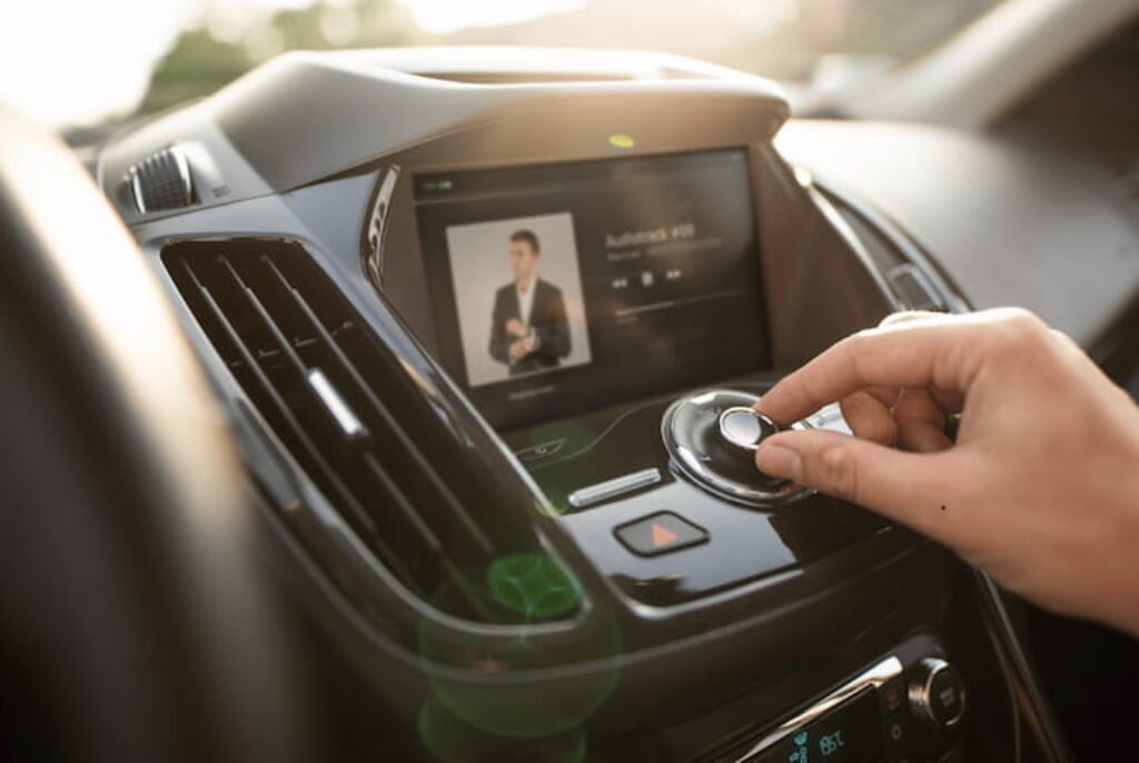 homem mexendo na central multimídia