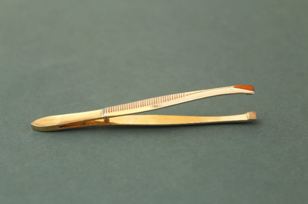 pinça para sobrancelha amarela