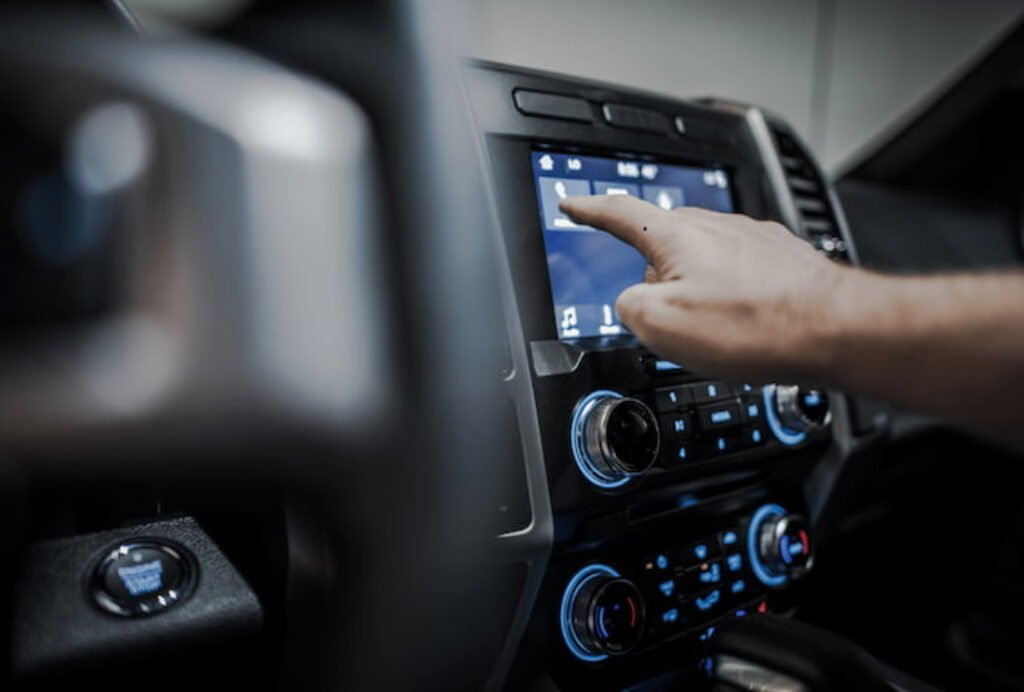 Alguém tocando na tela da central multimídia