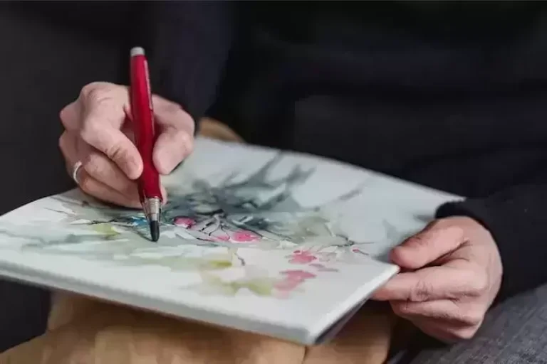 pessoa desenhando.