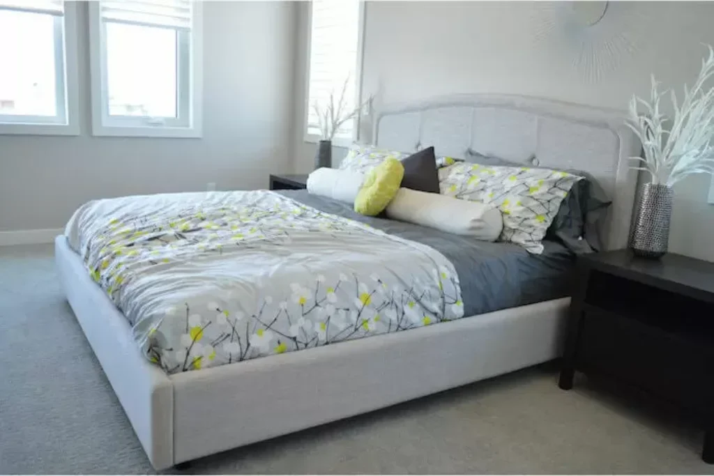 Cama box com colcha clara