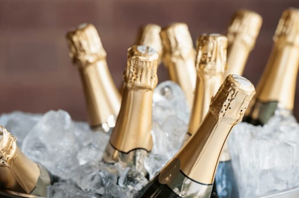 Vários champagnes no gelo