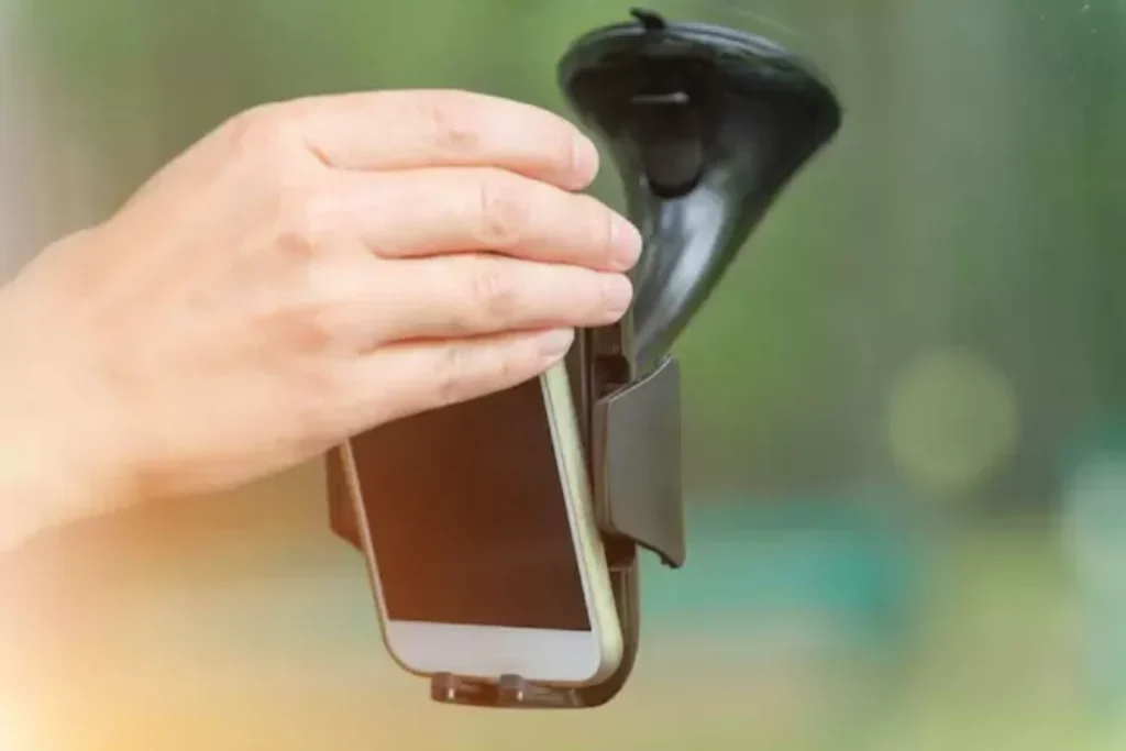 celular em um suporte veicular