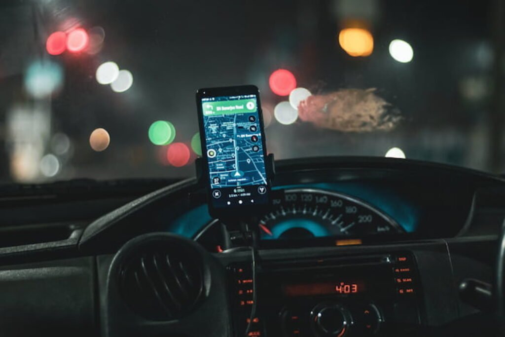 Celular no meio do painel do carro