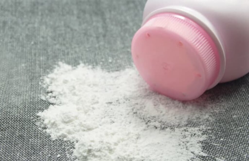 Talco caído no chão