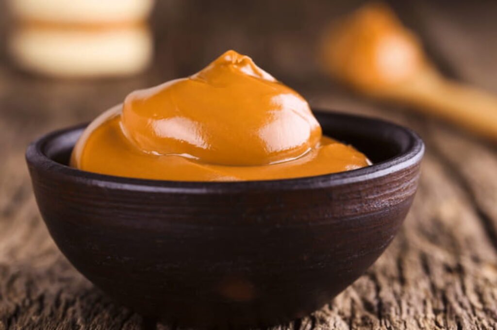 Recipiente preto com doce de leite