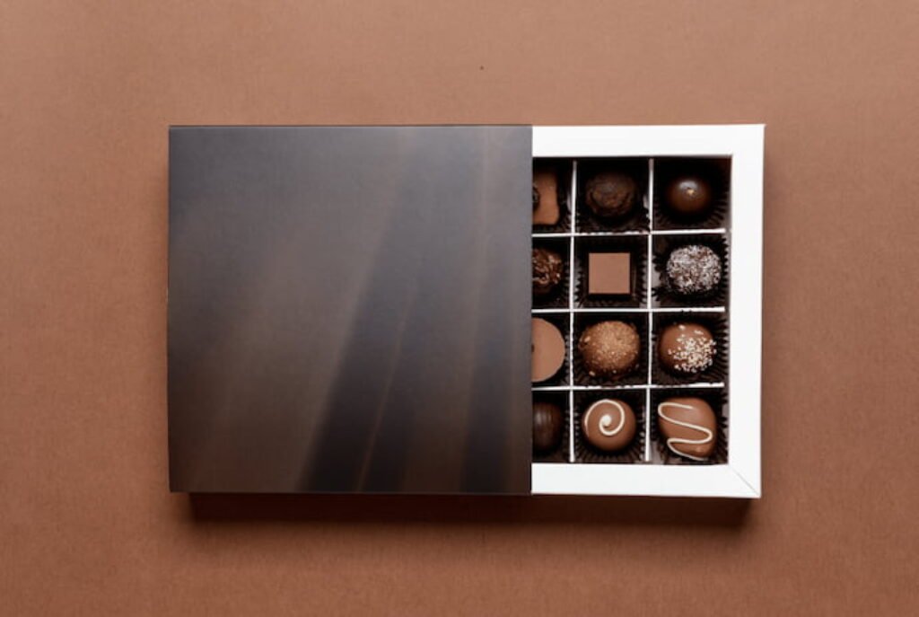 Caixa de bombom e fundo marrom