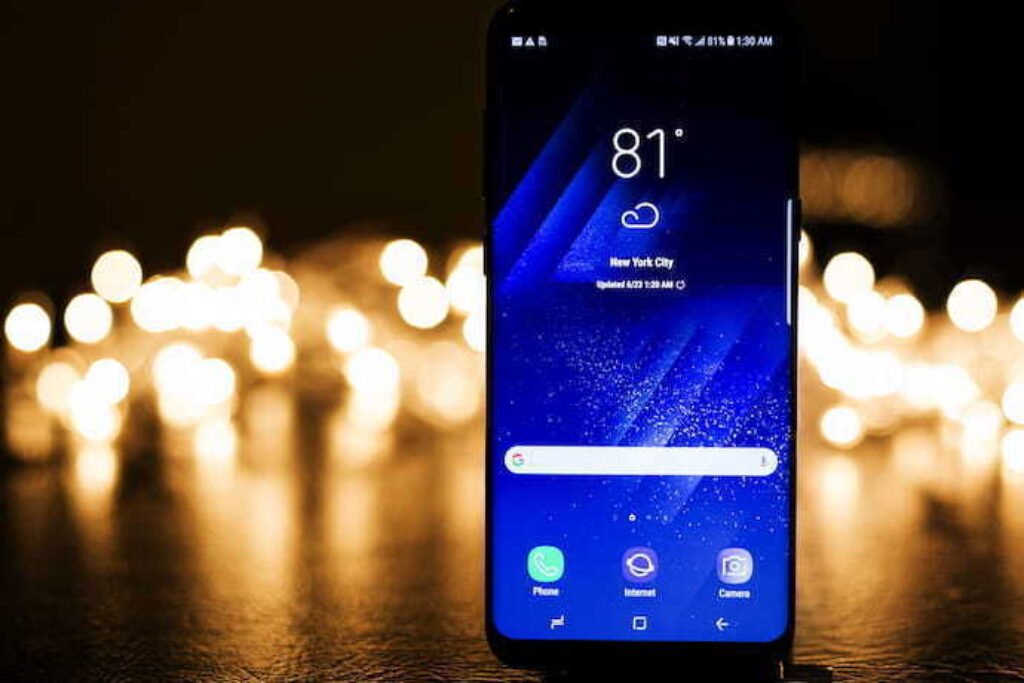 Celular com tela ligada
