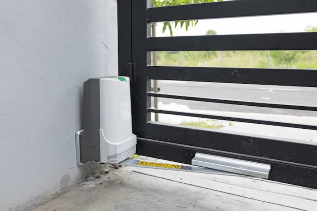 Motor e um portão preto