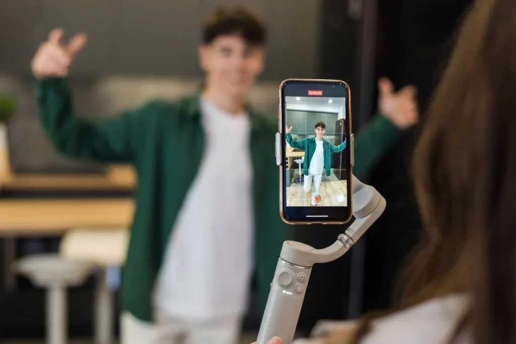 alguém tirando foto com celular