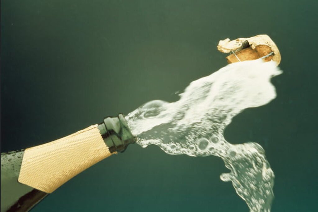 Champagne no fundo verde