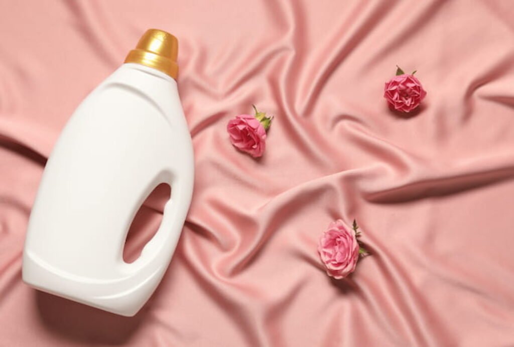 Amaciante e fundo rosa